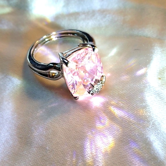 Jewelry - Pink sparkly ring with flower detail (8-9, adjustable)